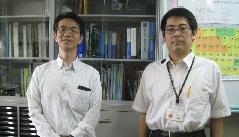 冨永先生（左）の研究室にて